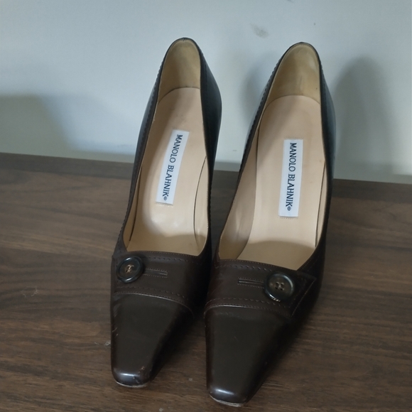 Manolo Blahnik Square Toe Button Pump - Picture 2 of 9